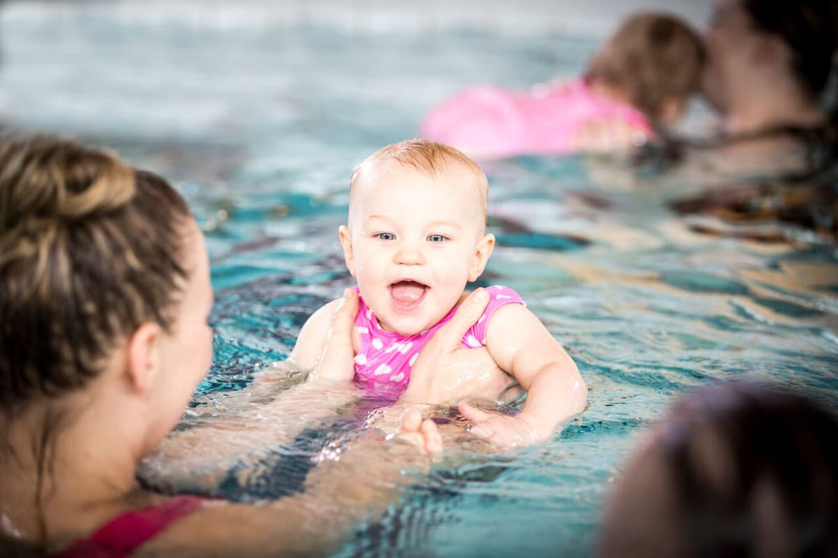 En mamma simmar tillsammans med sin baby i Folkhälsans babysim