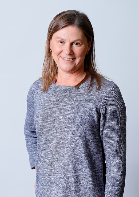 Kvinna som tittar in i kameran