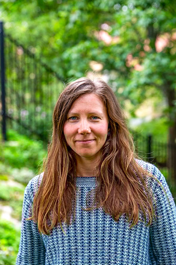 Kvinna som tittar in i kameran