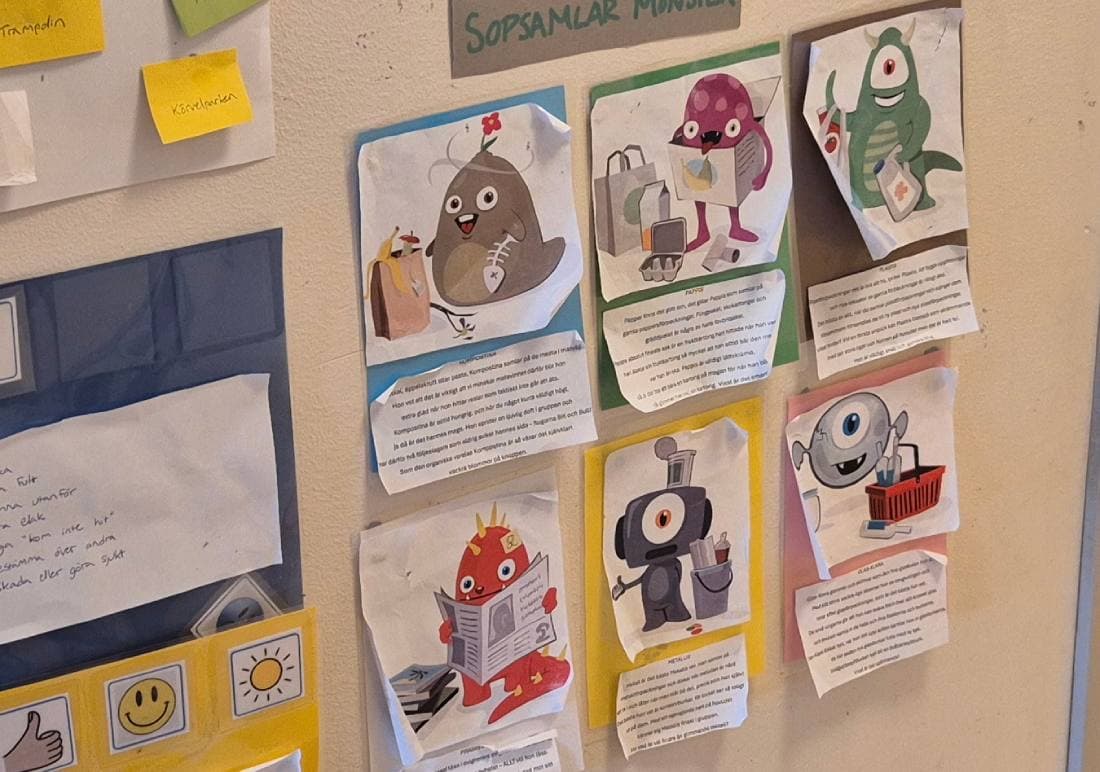 En vägg på daghemmet med bilder av olika "sopmonster" som hjälper barnen att sortera soporna rätt.