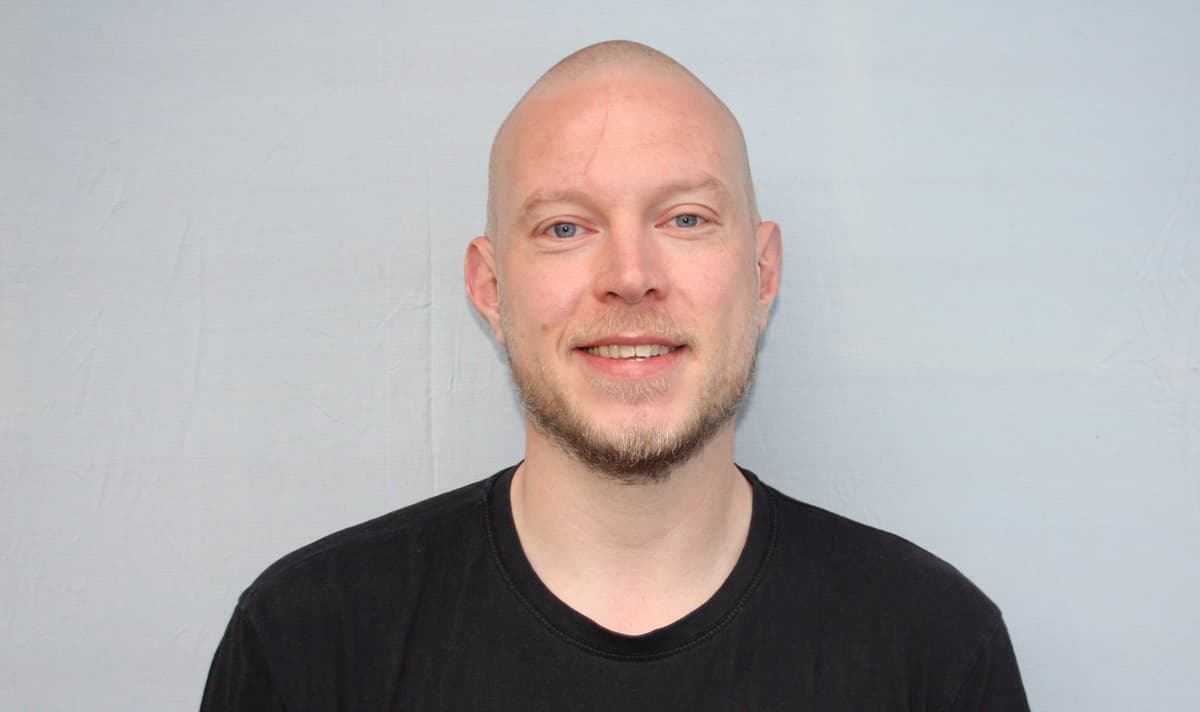 En man som står framför en vägg.