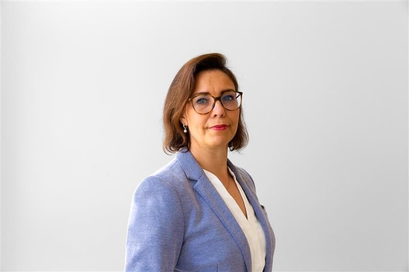 Förbundsdirektör Malin von Koskulls personportrett. Hon har brunt hår, ljusblå kavaj och glasögon.