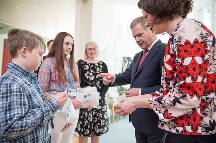 Två barn som säljer majblommor till president Sauli Niinistö och fru Jenni Haukio, i presidentens tjänstebostad på Talludden.
