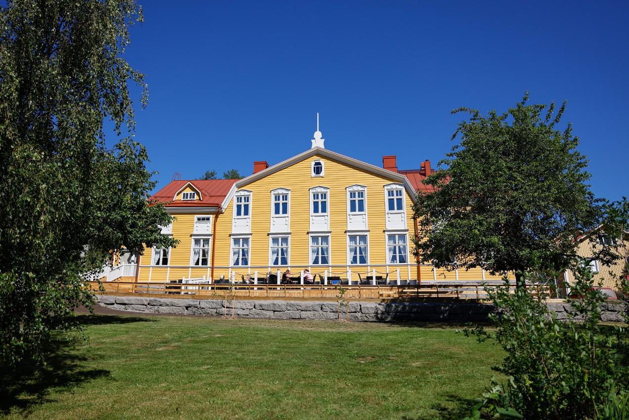 Keltainen suuri huvila, loistavassa kesäsäässä.
