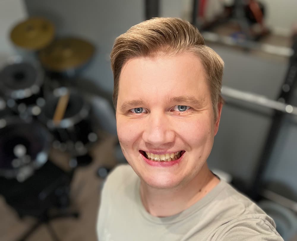 En leende man som tittar rakt in i kameran.