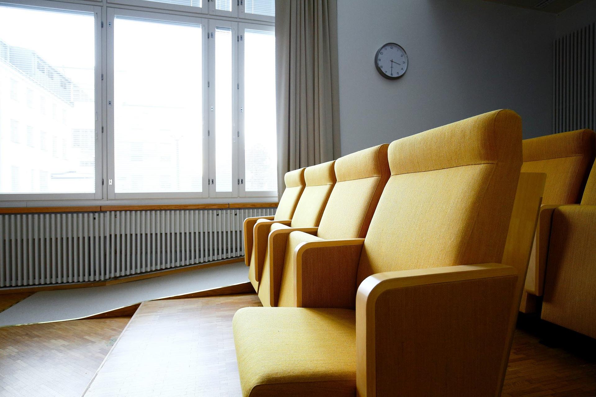 Valoisa ja tilava konferenssisali, jossa on puuyksityiskohtia ja mukavat istuinrivit, valmiina kokouksia tai luentoja varten.