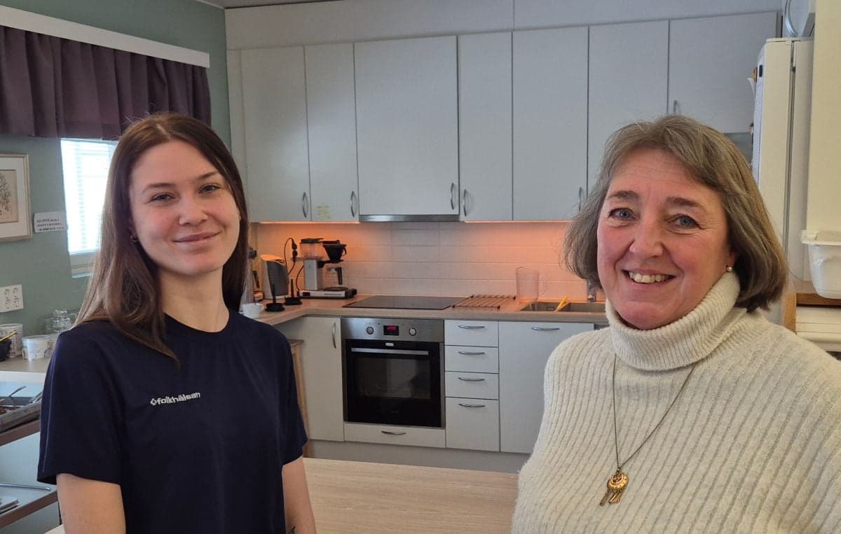 Enhetschef Monica Printz och sjukskötare Hanna Nyström står i ett kök i Folkhälsanhuset i Vanda.