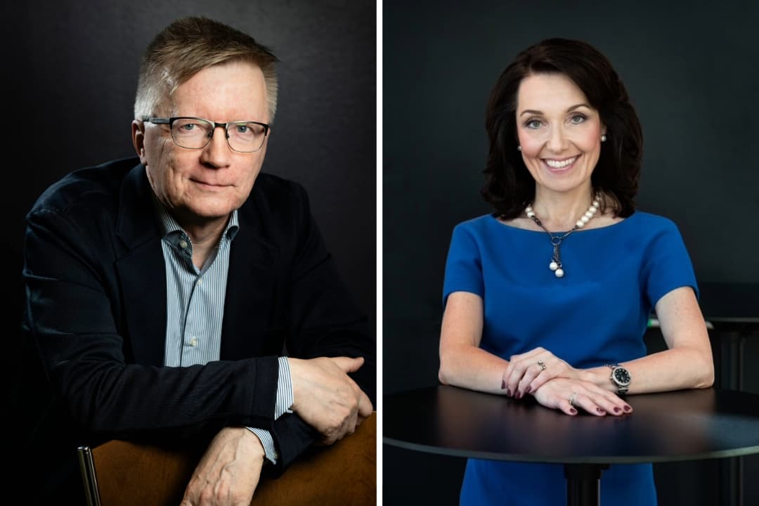 Kaksi vierekkäin asetettua muotokuvaa. Vasemmalla silmälaseja käyttävä henkilö nojaa tuoliin ja oikealla siniseen mekkoon pukeutunut henkilö istuu pyöreän pöydän ääressä.