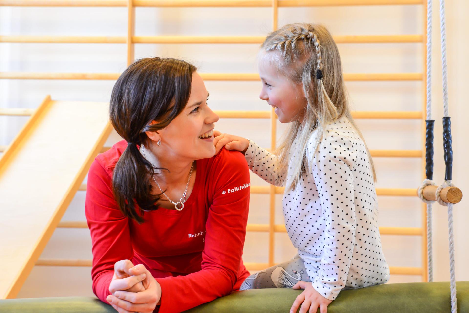 En terapeut hos Folkhälsan interagerar med en ung klient