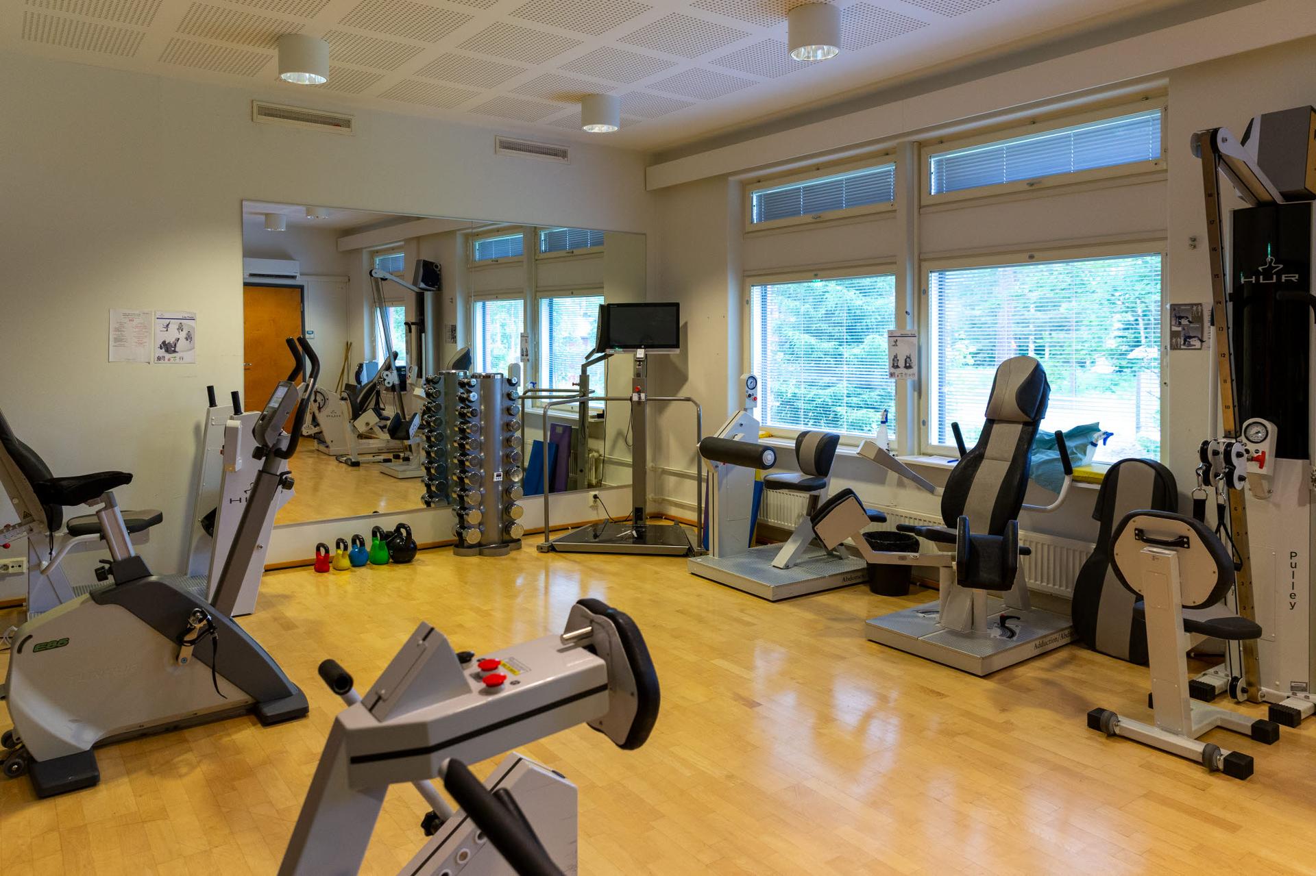 Träningsutrymme i Folkhälsans hus i Korsholm. I rummet finns träningsmaskiner, spegelvägg, hantlar och kettlebells.