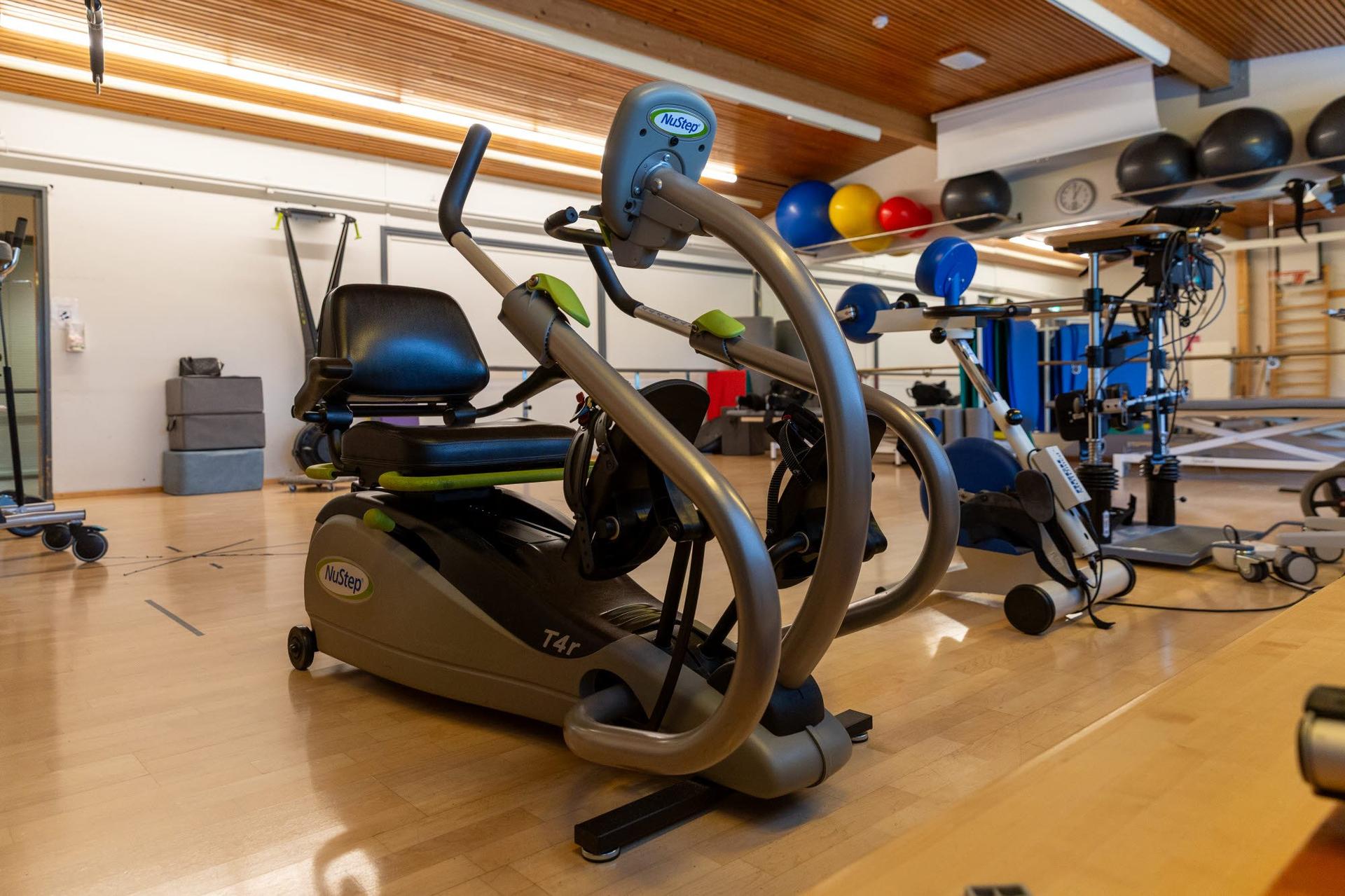 Träningsutrustning i ett gym- eller rehabiliteringsutrymme i Folkhälsans hus i Korsholm.