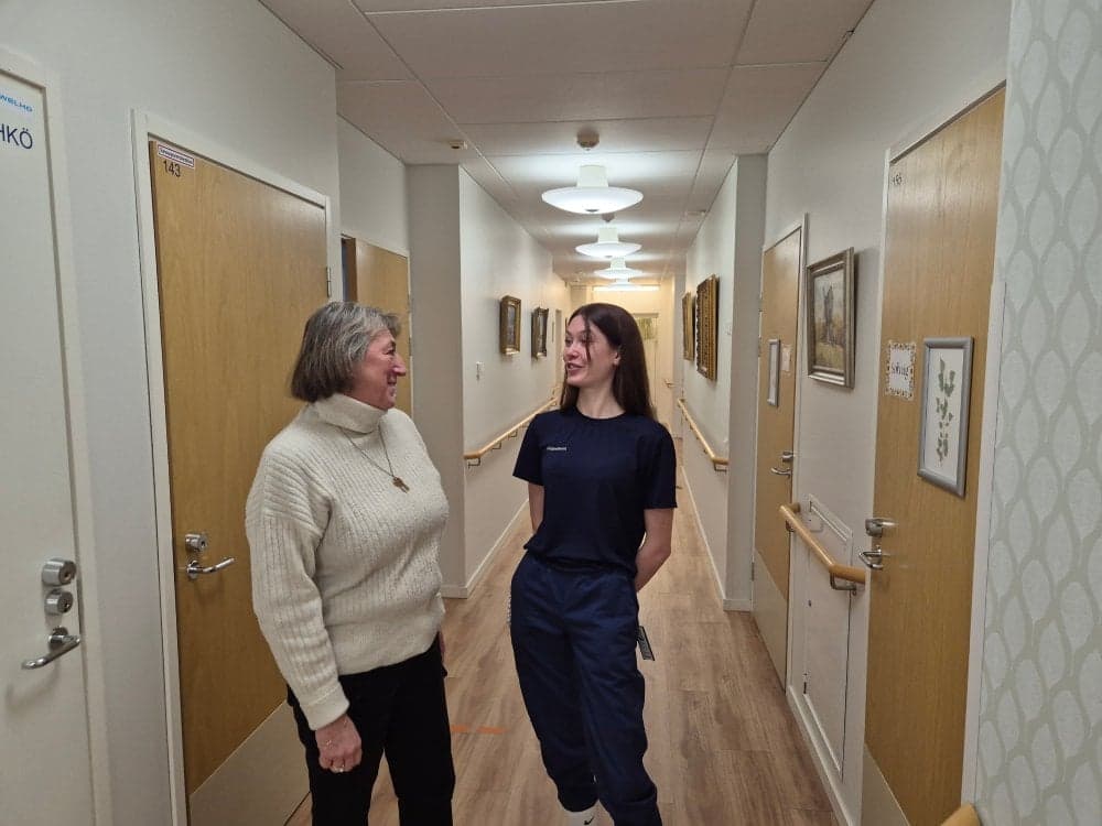 Enhetschef Monica Printz och sjukskötare Hanna Nyström talar med varandra i en korridor i Vandahuset