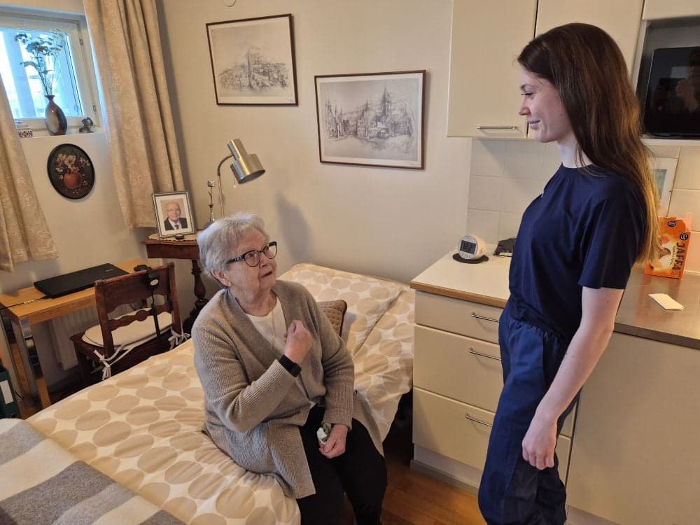 Hemma hos en av inv&aring;narna i Vandahuset, Marga H&auml;rm&auml;l&auml; som samtalar med sjuksk&ouml;tare Hanna Nystr&ouml;m