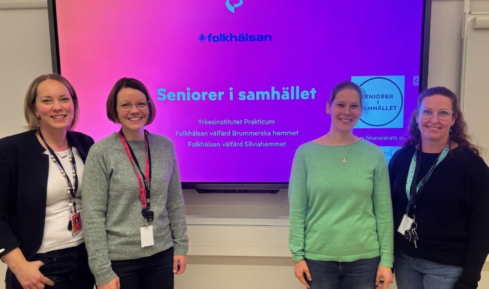 Prakticums fyra l&auml;rare som deltog i projektet st&aring;r framf&ouml;r en stor bildsk&auml;rm: Yvonn Welander, Meri Knuutila, Annette Granberg och Sonja Fraile. 