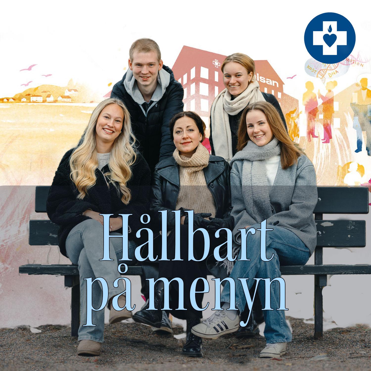En grupp på fem personer sitter och står vid en parkbänk, alla klädda i varma och stilrena kläder, leende och avslappnade. Bakom dem syns en illustrerad bakgrund med en Folkhälsan-byggnad, silhuetter av människor och naturliga element i varma toner. Överst till höger finns Folkhälsans symbol med ett vitt kors och hjärta. Texten "Hållbart på menyn" står i stor, ljusblå seriftext över en mörk, genomskinlig ruta. Bilden förmedlar gemenskap, hållbarhet och hälsa i vardagen.