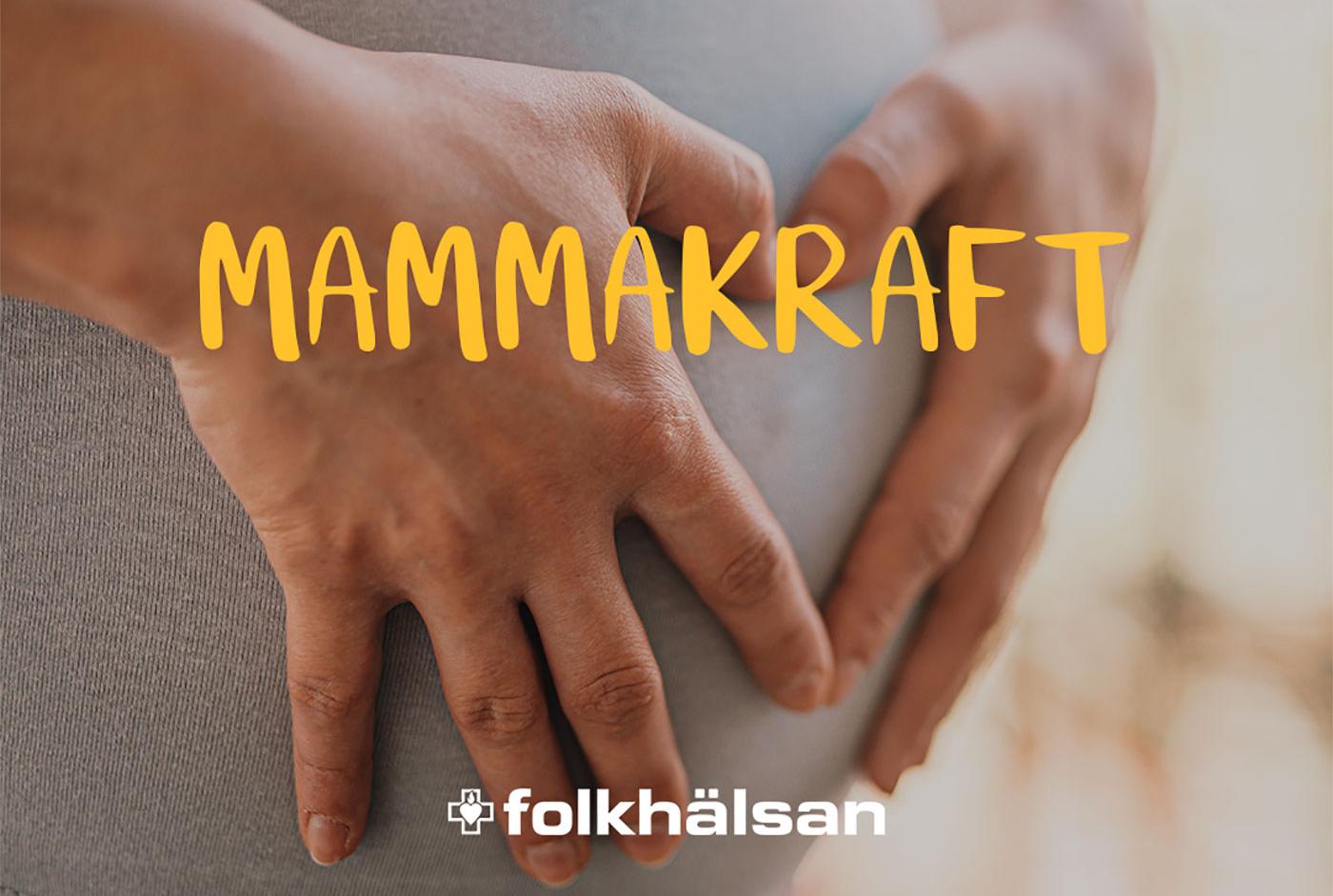 En närbild av en gravid mage där en person håller sina händer i en hjärtform över magen. Texten "MAMMAKRAFT" står i stora, gula bokstäver över bilden, och längst ner syns Folkhälsans logotyp i vitt. Bilden förmedlar styrka, värme och gemenskap kring graviditet och moderskap.