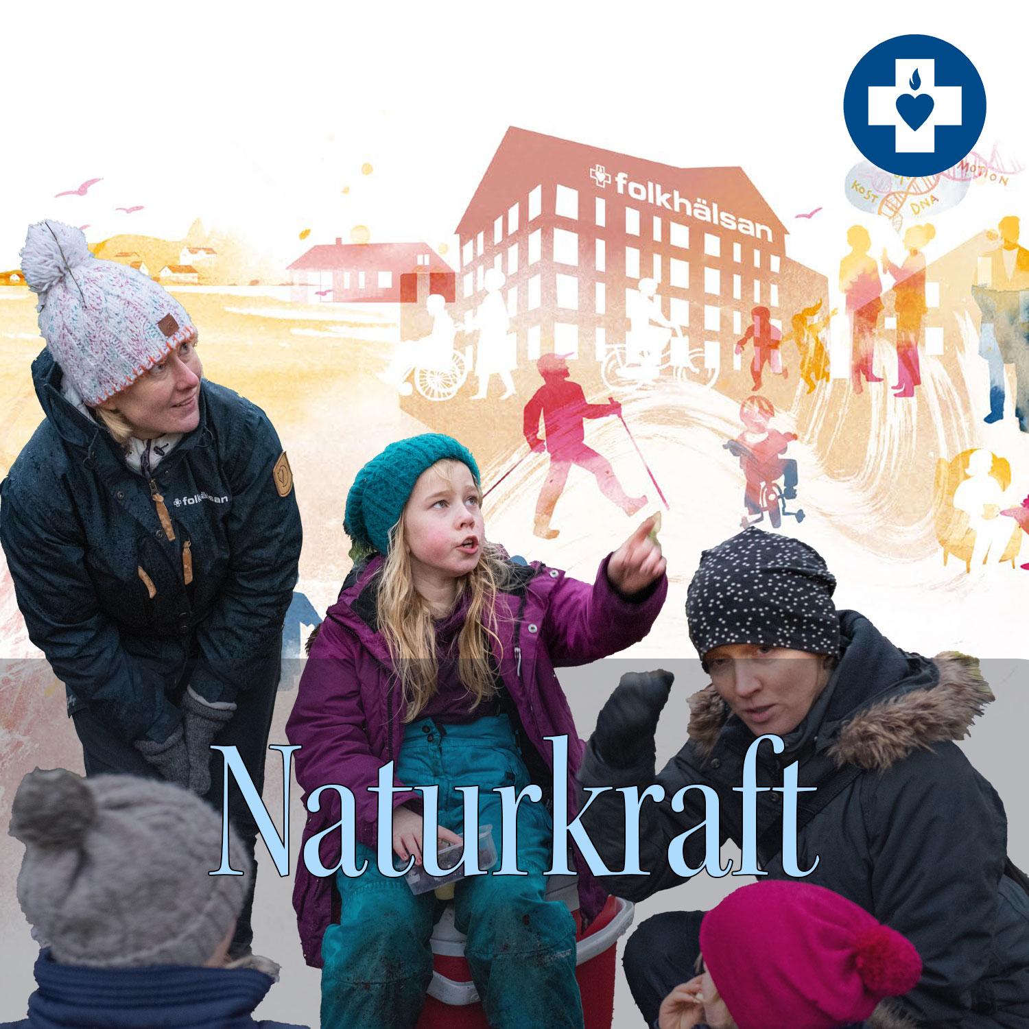 En grupp människor, varav flera barn, är klädda i varma vinterkläder och samlade utomhus i en naturnära miljö. En flicka i lila jacka och grön mössa pekar entusiastiskt medan en vuxen i svart jacka lyssnar uppmärksamt. En annan vuxen, klädd i en mörkblå Folkhälsan-jacka och mössa, ler och observerar samtalet. Bakgrunden består av en illustrerad stadsmiljö med Folkhälsan-byggnaden, människor i rörelse och naturinspirerade element. Överst till höger syns Folkhälsans symbol med ett vitt kors och hjärta. Texten "Naturkraft" står i stor, ljusblå seriftext över en mörk, genomskinlig ruta. Bilden förmedlar gemenskap, naturupplevelser och lärande i friluftsmiljö.