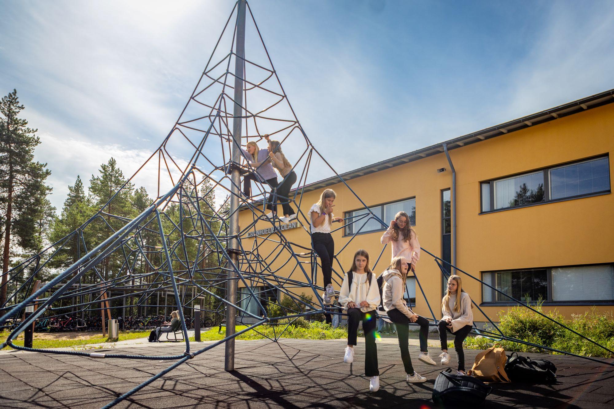 Elever i en klätterställning