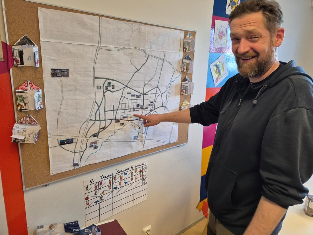 Barntr&auml;dsl&auml;rare B&aring;rd Malmo pekar p&aring; en stor karta p&aring; v&auml;ggen &ouml;ver daghemmets n&auml;romr&aring;de.