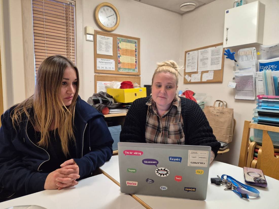 Enhetschef Hanna Granlund och vice enhetschef Janina Oksanen sitter tillsammans vid en b&auml;rbar dator och planerar n&auml;sta tema.