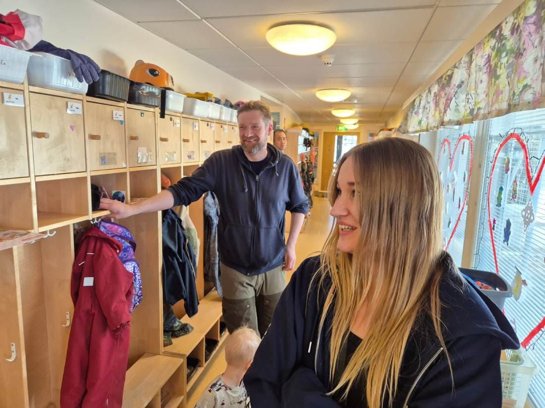 Daghemmets korridor d&auml;r barntr&auml;dg&aring;rdsl&auml;rare B&aring;rd Malmo och vice enhetschef Janina Oksanen st&aring;r och pratar med varandra.